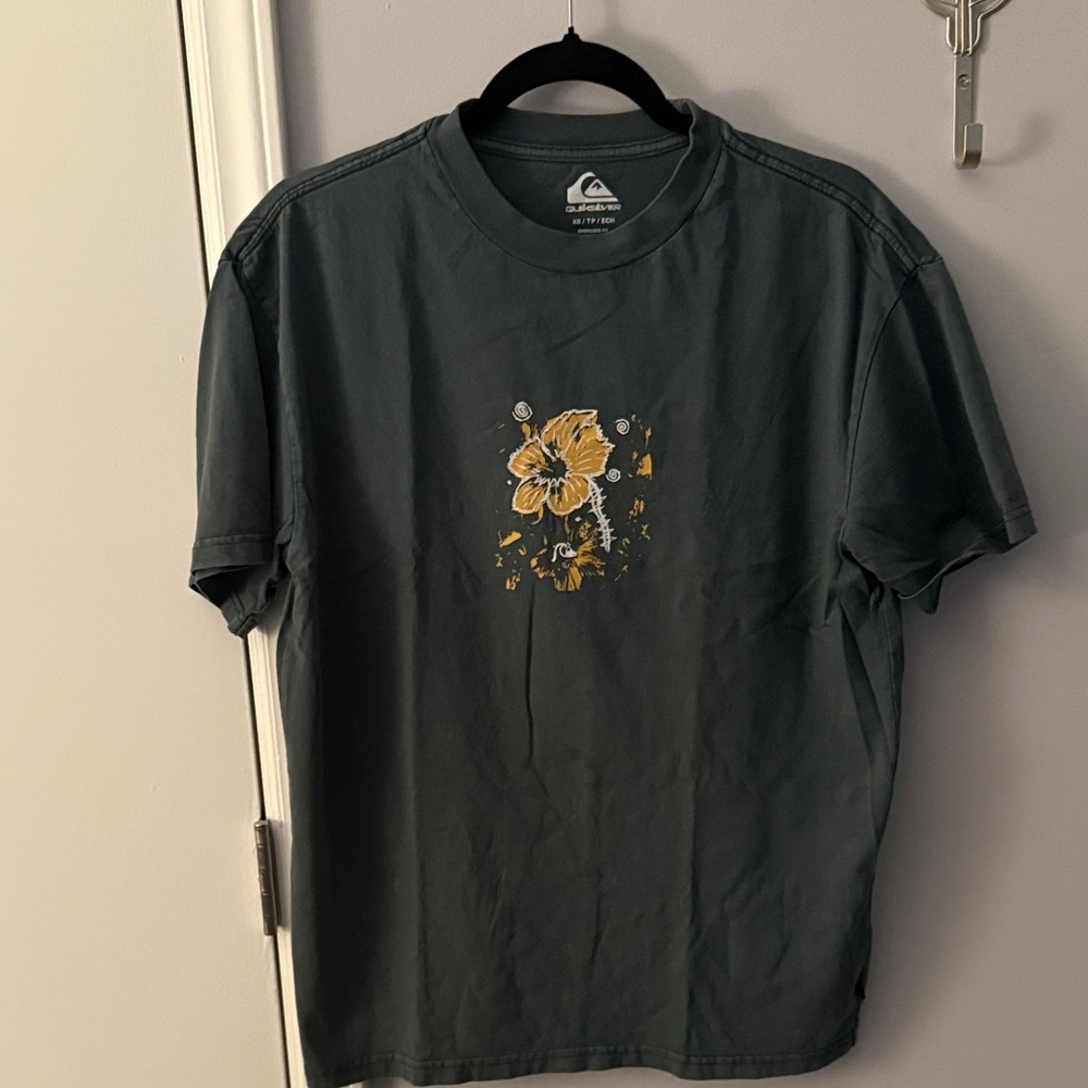 Quiksilver Men's Green Tee with Yellow Floral Design